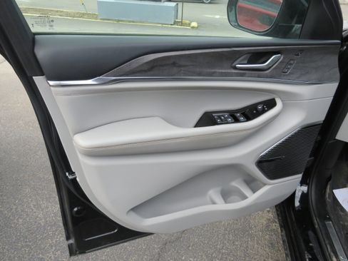 Used 2023 Jeep Grand Cherokee Overland w/ Adv Protech Group III image 16