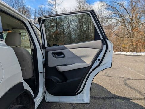 Used 2023 Nissan Rogue SV image 12