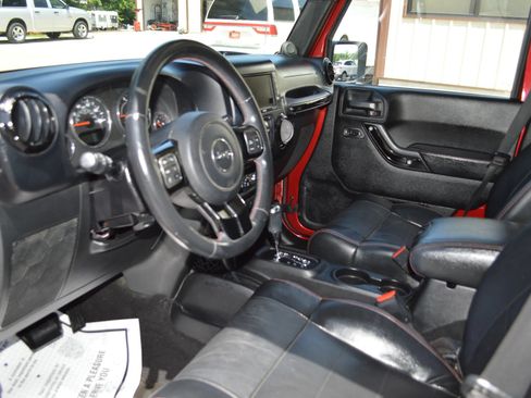 Used 2012 Jeep Wrangler Unlimited Sahara AWD/4WD image 14