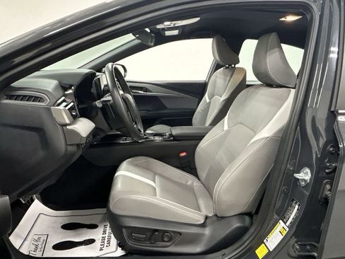 Used 2025 Toyota Camry SE image 11