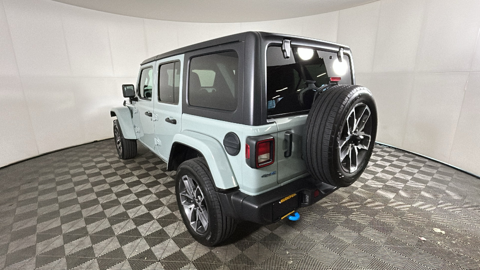 Used 2024 Jeep Wrangler Unlimited w/ Convenience Group AWD/4WD image 5
