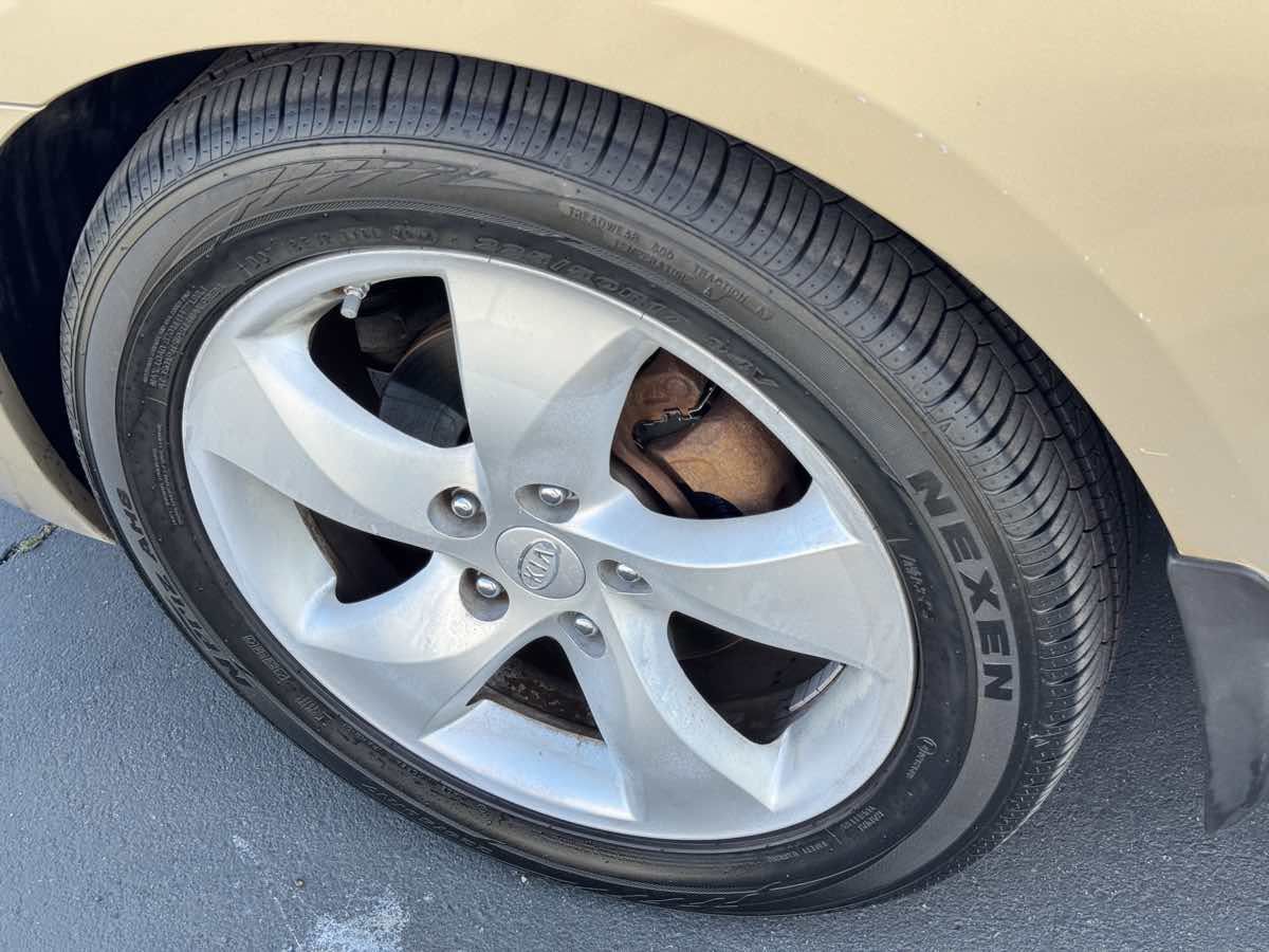 Used 2007 Kia Rondo EX w/ Premium Pkg FWD image 24