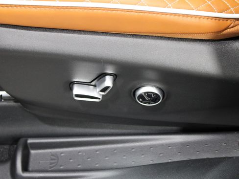 Used 2026 Chrysler Pacifica Pinnacle image 5