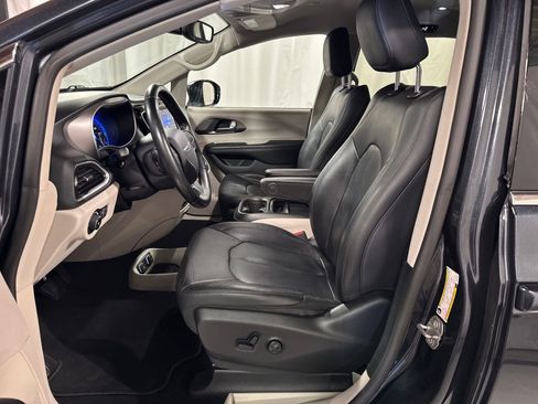 Used 2020 Chrysler Pacifica Touring-L image 3