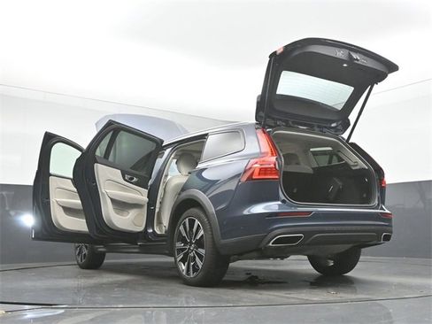 Used 2022 Volvo V60 T5 Cross Country w/ Advanced Package image 54