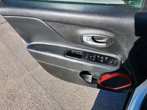 Used 2023 Jeep Renegade Trailhawk image 17