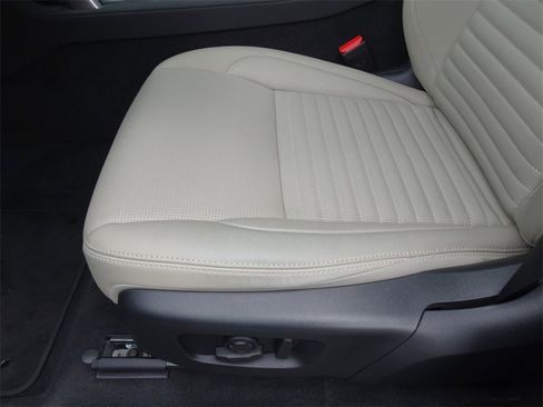 Used 2024 Land Rover Discovery Sport S image 7