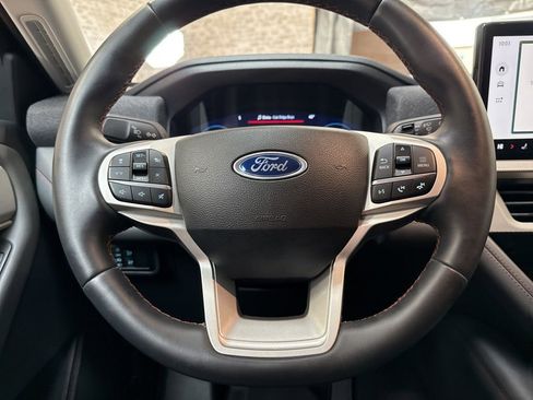 Used 2025 Ford Explorer Active AWD/4WD image 16