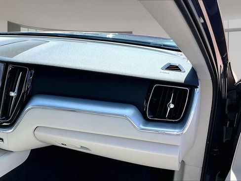 Used 2019 Volvo XC60 T5 Momentum w/ Premium Package AWD/4WD image 16