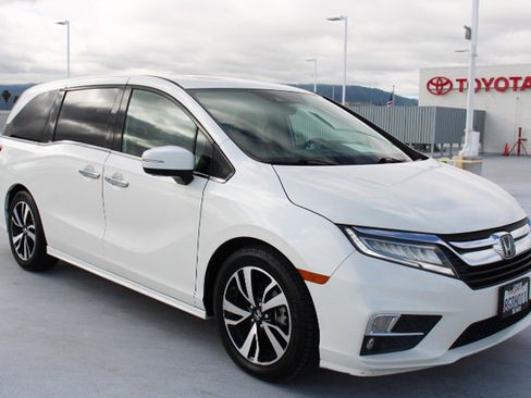 Used 2018 Honda Odyssey Elite image 2