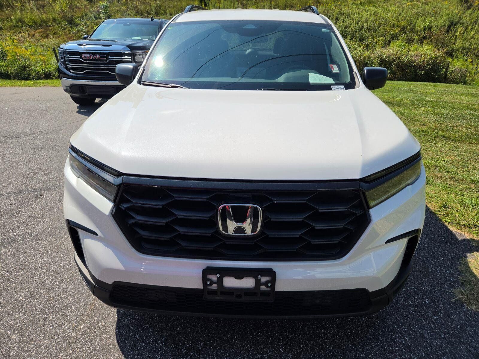 Used 2025 Honda Pilot Sport image 2