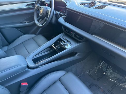 Certified 2025 Porsche Macan 4S Electric AWD/4WD image 18
