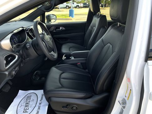 Used 2025 Chrysler Pacifica Select image 10