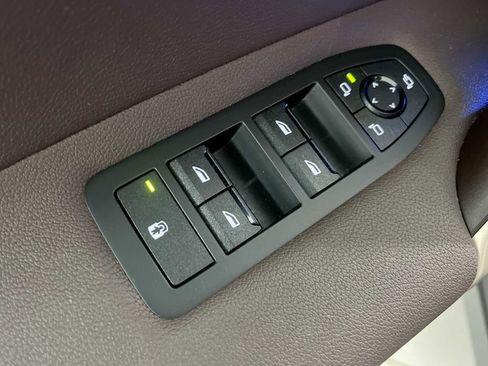 Used 2024 BMW iX xDrive50 w/ Premium Package AWD/4WD image 21