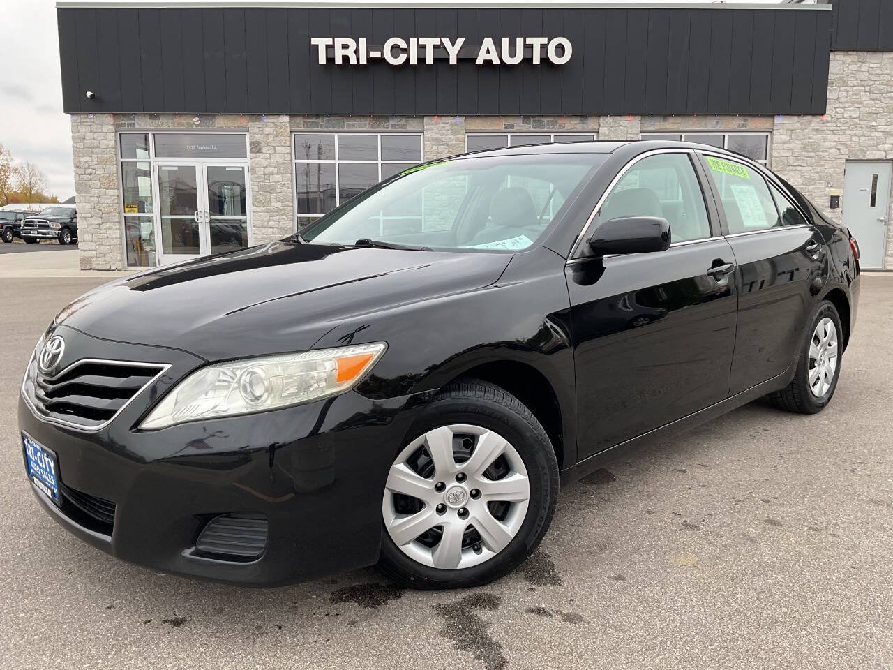 Used 2011 Toyota Camry LE FWD image 1