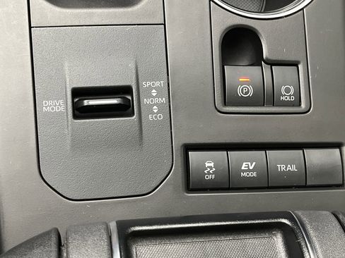 Used 2021 Toyota Highlander XLE image 17