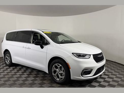 Used 2024 Chrysler Pacifica Limited AWD/4WD image 1