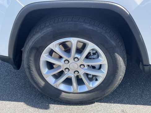 Used 2021 Jeep Grand Cherokee Laredo X AWD/4WD image 14