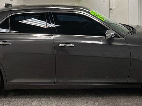 Used 2017 Chrysler 300 C image 4