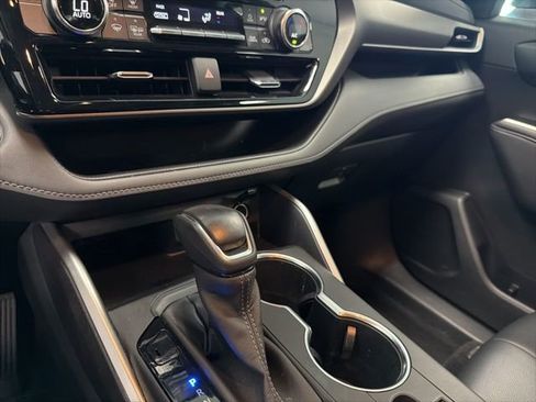 Used 2022 Toyota Highlander XLE image 23