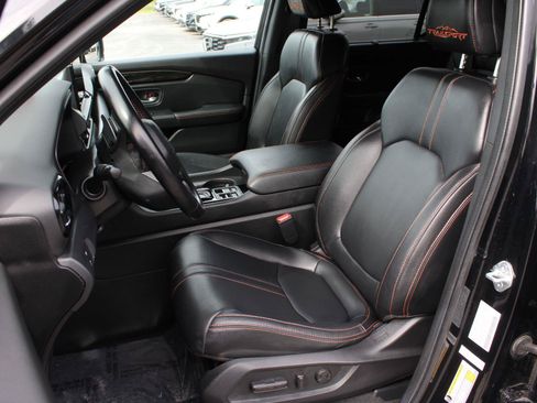 Used 2025 Honda Pilot TrailSport image 17