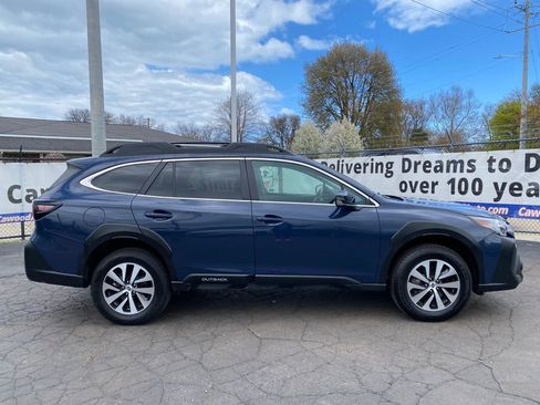 Used 2024 Subaru Outback Premium AWD/4WD image 2
