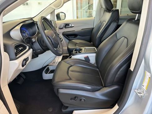 Used 2023 Chrysler Pacifica Touring-L FWD image 21