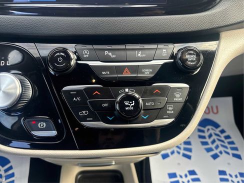 Used 2023 Chrysler Pacifica Touring-L image 27