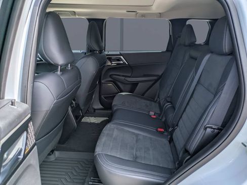 Used 2025 Mitsubishi Outlander SE FWD image 14