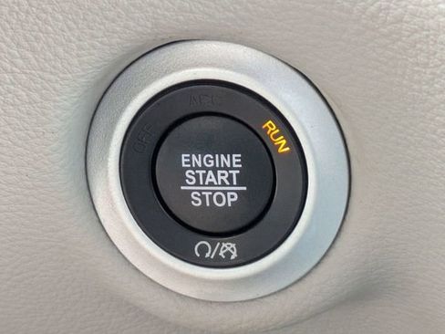 Used 2023 Chrysler Pacifica Touring-L FWD image 33