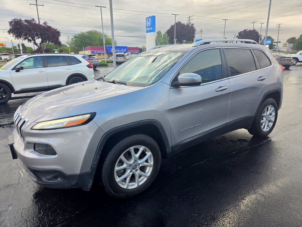 Used 2018 Jeep Cherokee Latitude w/ Safety Group AWD/4WD image 6