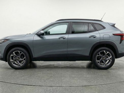 Used 2025 Chevrolet Trax LT w/ LT Convenience Package image 5