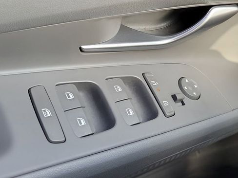 Certified 2025 Hyundai Elantra SEL FWD image 17