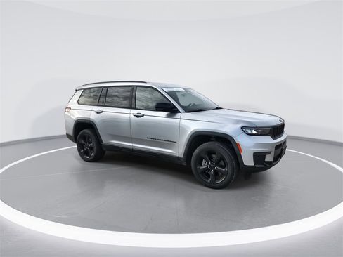 Used 2022 Jeep Grand Cherokee L Laredo image 2