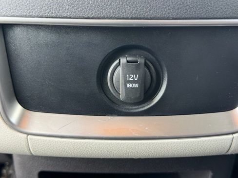 Used 2023 Kia Carnival LX FWD image 11