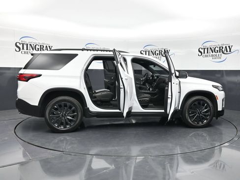 Used 2023 Chevrolet Traverse RS FWD image 39