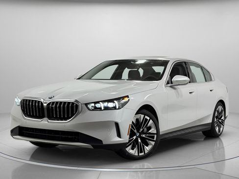 New 2026 BMW 530i xDrive w/ Premium Package image 2