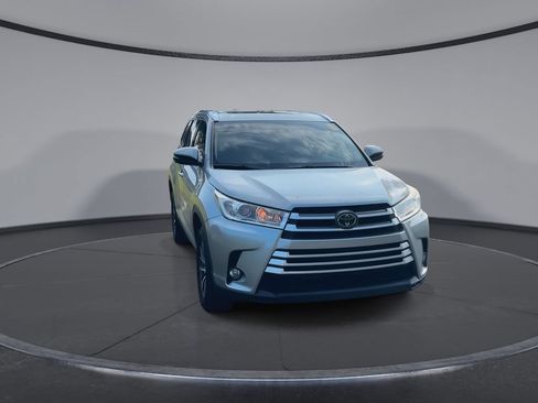 Used 2019 Toyota Highlander XLE FWD image 3
