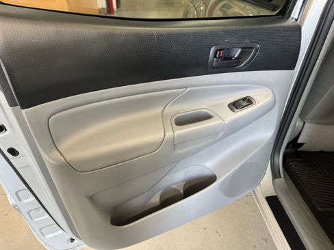 Used 2012 Toyota Tacoma 4x4 Double Cab w/ SR5 Pkg image 8