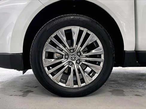 Used 2023 Toyota Venza Limited image 33