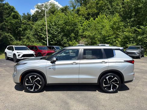 Used 2024 Mitsubishi Outlander 4WD Plug-In Hybrid image 6