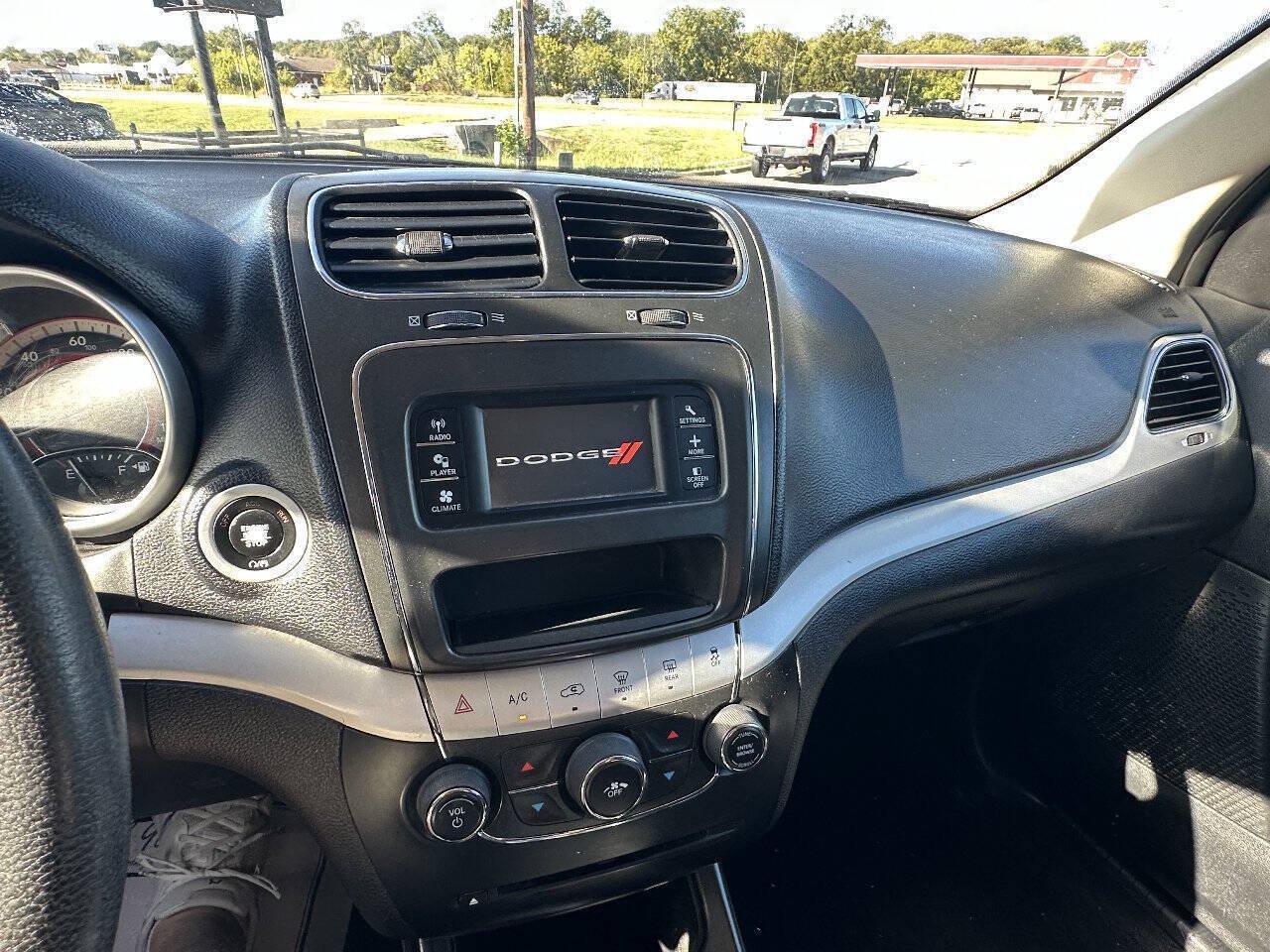 Used 2019 Dodge Journey SE FWD image 12