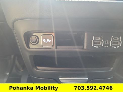 Used 2025 Chrysler Pacifica Select image 13