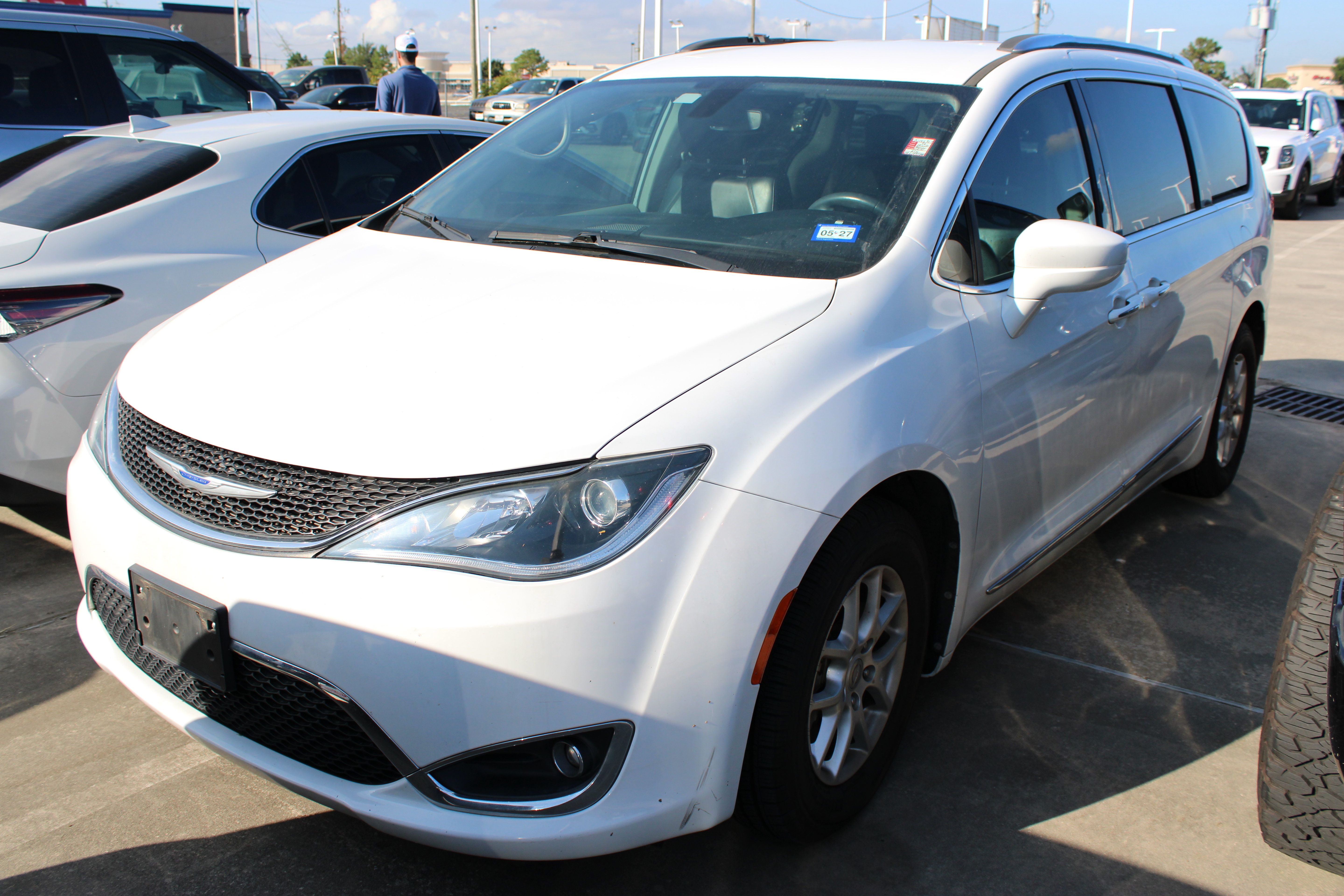 Used 2020 Chrysler Pacifica Touring-L FWD image 4