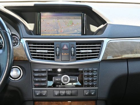 Used 2011 Mercedes-Benz E 550 4MATIC Sedan image 16