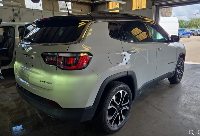 Used 2023 Jeep Compass Limited AWD/4WD image 3