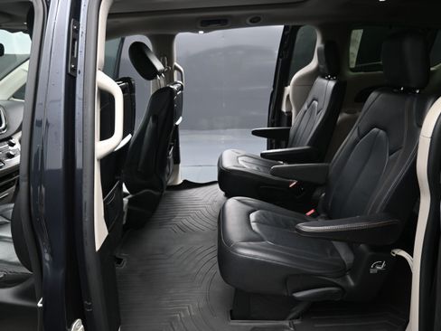 Used 2019 Chrysler Pacifica Touring-L Plus w/ Advanced Safetytec Group FWD image 13