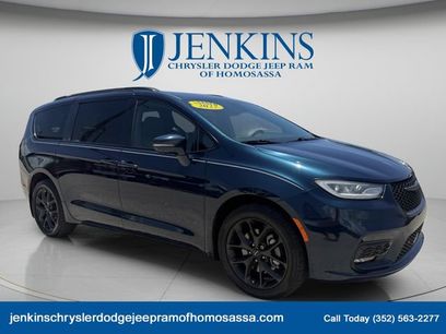 Used 2022 Chrysler Pacifica Touring-L w/ Uconnect Theater Family Group