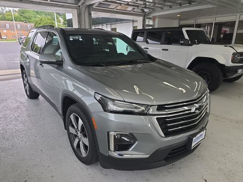 Used 2023 Chevrolet Traverse LT w/ LT Premium Package AWD/4WD image 7