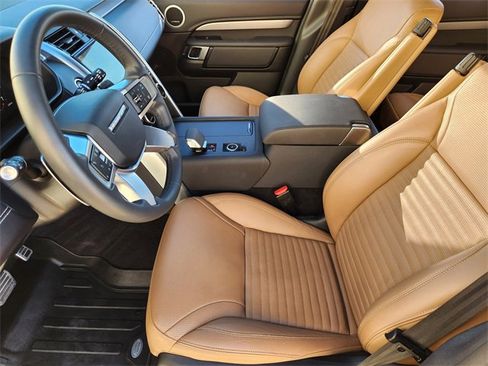 Used 2024 Land Rover Discovery Dynamic SE image 13